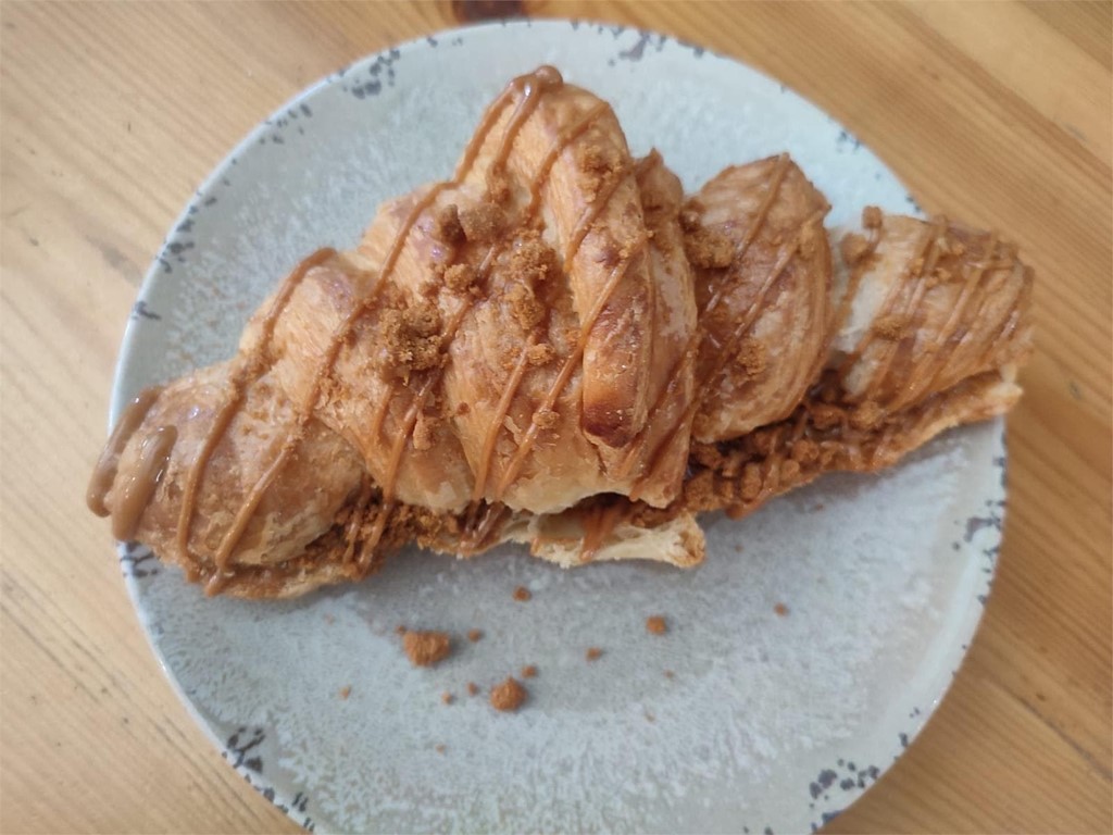 Croissant de crema Lotus con galleta Lotus - Imagen 1